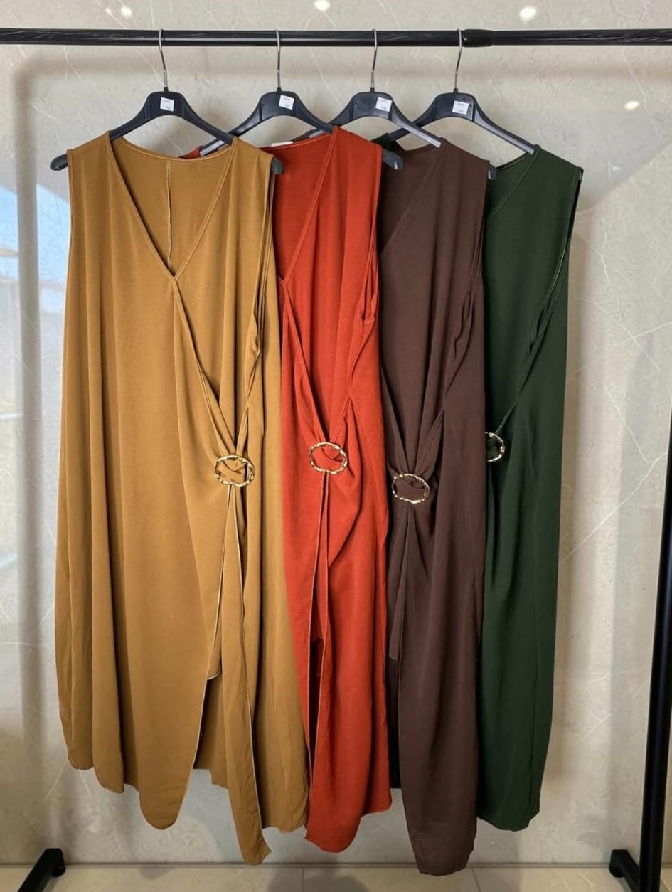Robe avec boucle dorée